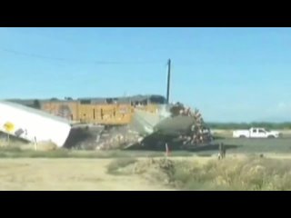 video фура застряла на жд переезде дтп произошло в сша калифорния 25 04 2014 прицеп был снесен при ударе груз полностью sex