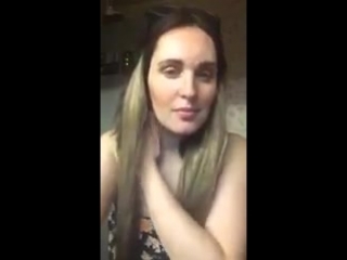 video мама 3 их детей сосёт бутылку и показывает сиськи пока они играются перископ mi sex