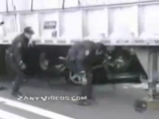 video автомобиль едет по трассе и сбоку на полном ходу огромный грузовик режет все полосы с правой по левую и врезаеться sex