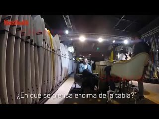 video показывает свое мускулистое тело занимаясь серфингом sex