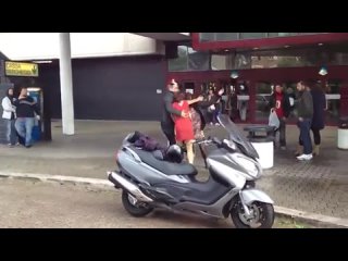 video драка двух девушек закончилась порванным платьем и восторгом зрителей sex