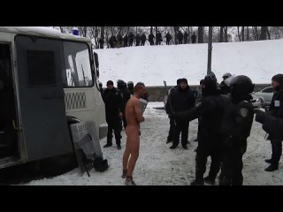 video беркут раздел активиста до гола на морозе засунул ему в руки палку и фотографируется с ним так кто фашисты sex
