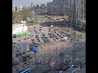 video момент побега стрелка с места конфликта у сити молла пожарный автомобиль пустился в погоню за чёрным li l9 но sex