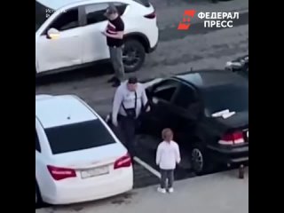video отец посадил дочку за руль а затем ударил когда она въехала в другой автомобиль sex
