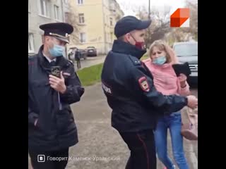 video в каменске уральском полиция жестко скрутила женщину за то что она зашла в магазин без маски sex