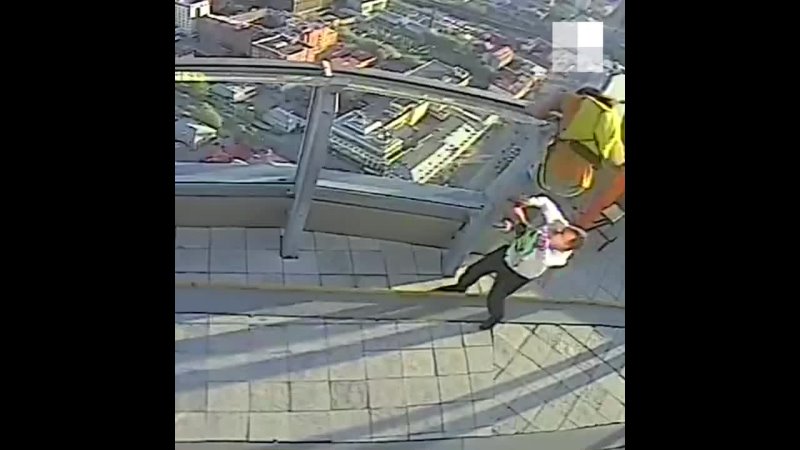 video парень пытался спрыгнуть с крыши высоцкого sex
