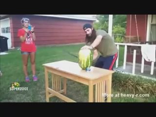 video решил разрубить арбуз мачете жесть sex