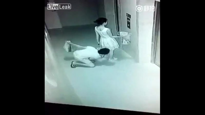video озабоченный японец заглядывает девушке под юбку sex