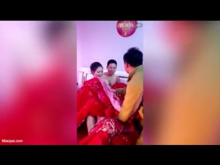 video в китае друзья жениха решили помочь ему раздеть невесту sex