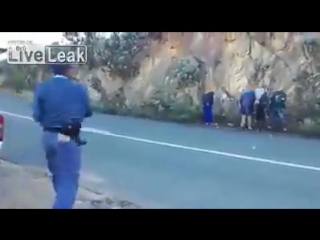 video полицейские юар забросали воришек яблоками sex