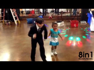 video ревнивая маленькая девочка очень хочет танцевать с мальчиком a jealous little girl wants to dance sex