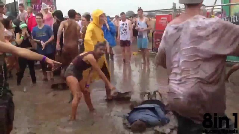 video безумный танец червя на фестивале грязи future music festival crazy rave worm dance on mud sex