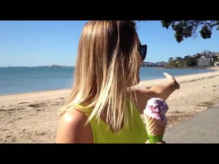 video чайка помешала девушке кушать мороженое licking bird poo and wearing it too sex