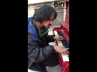 video бездомный на улице великолепно играет на пианино homeless man on the street plays beautifully sex