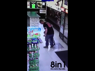 video отец бьёт маленького ребёнка сына по лицу рукой в магазине a dad gives a punch to his 4 year old son sex