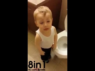 video мальчик хоронит рыбку в унитазе и плачет по ней heartbreaking moment little boy gives his pet goldfish an sex