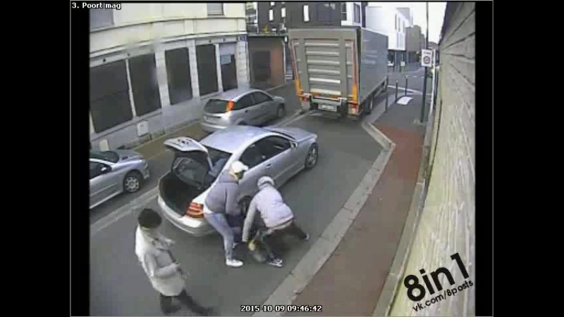 video два мужика пытаются похитить курьера но прохожий им мешает two criminals want to set delivery in the trunk of a sex