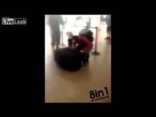 video в аэропорте перу мужик пытался пронести друга в чемодане dont try this if you want to get smuggled out of any sex