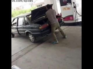 video китаец запихивает жену в багажник на запрае man attacks woman forces her into car trunk at chinese gas station sex