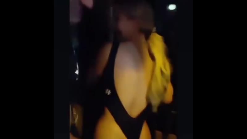 video та самая футбольная болельщица что выбежала на поле голой трясет свой попой sex