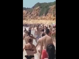 video африканцы высадились на одном из пляжей испании и сразу же толпой направились в ближайший населённый пункт чтобы sex