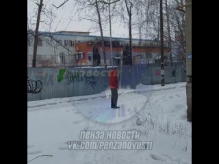 video в пензе мужчина начал трогать и приставать к молодые девочкам sex