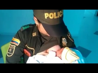video офицер полиции кормит грудью найденного малыша sex