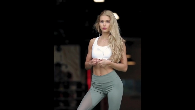 video сексуальная спортсменка красивая фитоняшка занимается спортом в спортзале супер мотивация фитоняшки фитнес модель sex