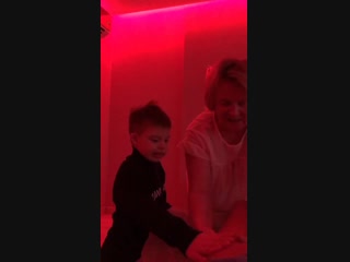 video эвелина бледанс разрешает сыну хватать себя за ляжки sex