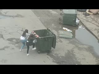 video жесть в петрозаводске драка девушек с контейнерами sex