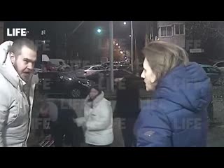 video пьяная компания против мужчины с ножом драка у подъезда щербинка новая москва sex