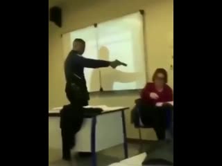 video исламский бешенец тычет стволом в учительницу французской школы sex
