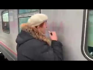 video бабка поцелуями написала ура на вагоне поезда который приехал в севастополь sex