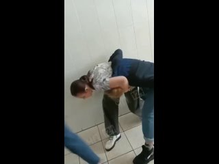 video в красноярском крае школьница приняла другую девочку за участницу ч редан и напала на нее sex
