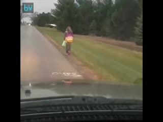 video папа заставляет дочь пройти восемь километров до школы пешком за буллинг sex