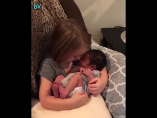 video сестра в первый раз взяла младшего брата на руки sex