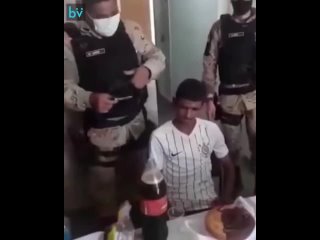 video полиция арестовала этого парня прямо на его дне рождения предварительно спев ему happy birthday sex