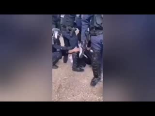video полиция жёстко подавляет протесты в центре парижа где бастуют радикалы медики сторонники black lives matter и sex