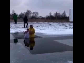 video любящая мать окунает сына в прорубь sex