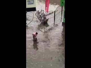 video русская женщина и в горящую избу войдет и потоп в люк шваброй загонит sex