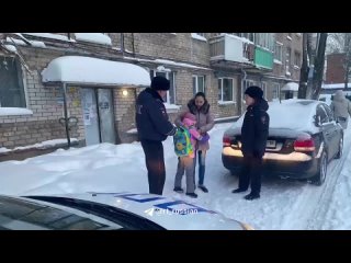 video полицейские в ижевске вернули домой восьмилетнюю девочку которая уснула в транспорте по дороге из школы домой sex