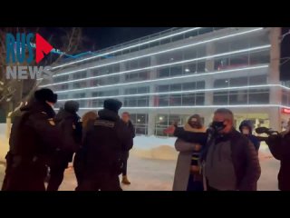 video раздетую девушку полиция вытащила на мороз во внуково 17 01 2021 sex