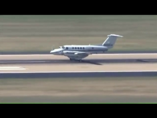 video пилот удачно посадил самолет у которого не выпустилось переднее шассиplane landing at oklahoma city airport after sex