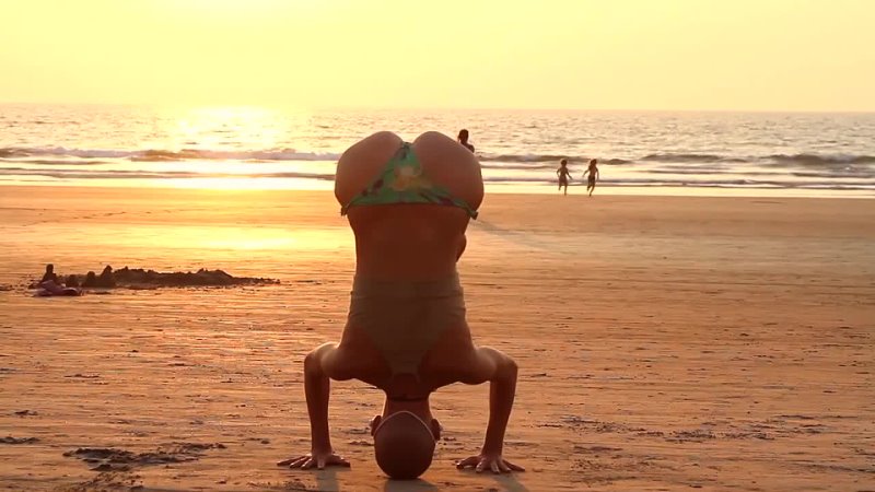 video yoga sex on the beach эту девушку я увидел на пляже и незаметно начал снимать потом она увидела меня но ничего не sex