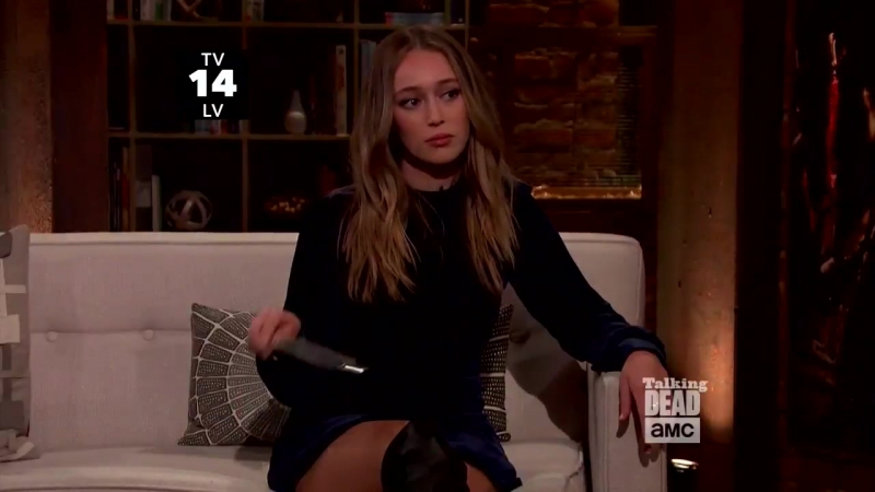 video алисия дебнем кери играет ножом бабочкой на шоу talking dead sex