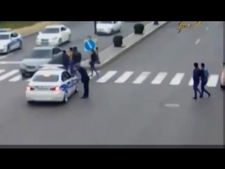 video в баку водитель сбил 6 человек и протаранил полицейский автомобиль sex