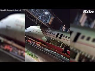 video самолет air india застрял под пешеходным мостом на шоссе недалеко от аэропорта дели sex