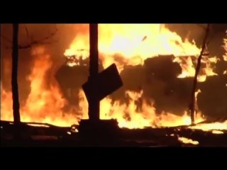 video правий сектор підпалює бтр та автомобіль беркуту на майдані унікальні кадри sex