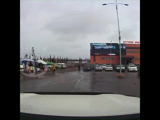video группа парковщиков на рынке атаковала автомобиль водителя который ударил одного из них парковщик запросил 100 sex