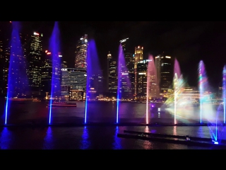 video фонтаны и лазерное шоу возле marina bay sands в сингапуре sex